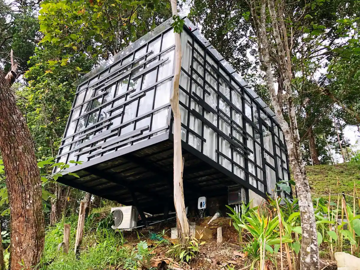 Rumah Tanah Miring Bergaya Kabin